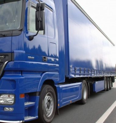 Două dintr-o lovitură: a intrat într-un TIR, apoi în alt autoturism